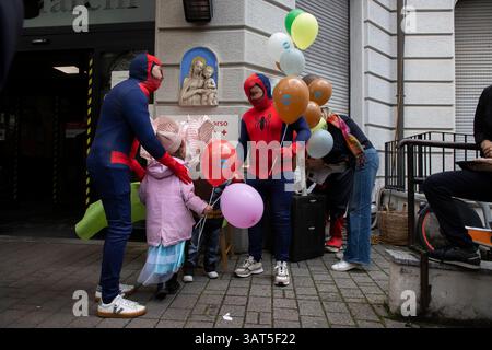 Mailand, Italien. April 2025. Fondazione de Marchi organizza la discesa dal tetto degli Spider man per la consegna delle uova di Pasqua ai bambini del Policlinico Milano - Italia - Cronaca Venerdì, 18 April, 2025 (Foto di Marco Ottico/Lapresse) Fondazione de Marchi organisiert den Abstieg vom Dach des Spider man, um Ostereier an die Kinder der Policlinic Mailand zu liefern (Foto von Marco Alresse, 18. April 2025) Stockfoto