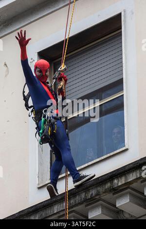 Mailand, Italien. April 2025. Fondazione de Marchi organizza la discesa dal tetto degli Spider man per la consegna delle uova di Pasqua ai bambini del Policlinico Milano - Italia - Cronaca Venerdì, 18 April, 2025 (Foto di Marco Ottico/Lapresse) Fondazione de Marchi organisiert den Abstieg vom Dach des Spider man, um Ostereier an die Kinder der Policlinic Mailand zu liefern (Foto von Marco Alresse, 18. April 2025) Stockfoto