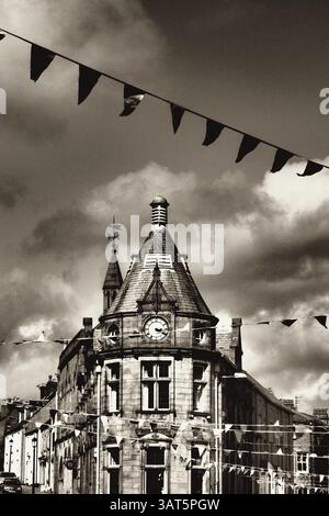 18. Juni 2013: Clitheroe, Lancashire, Vereinigtes Königreich: Die Clitheroe Library wurde 1905 mit Geld des Carnegie Trust erbaut. Der ursprüngliche goldene Schlüssel, der für die Eröffnung verwendet wurde, befindet sich heute im Clitheroe Castle Museum. Zuvor wurde seit 1838 eine Bibliothek aus dem Vorderzimmer eines Hauses in der Parson Lane geführt. Die Bibliothek war bis 1974 Teil des alten Clitheroe Borough, als sie Teil des Ribble Valley District wurde. Im Jahr 1990 erfolgte eine umfangreiche Renovierung, als die Bibliothek in das angrenzende Gebäude erweitert wurde, das dem Ribble Valley Borough Council gehörte. Es ist ein denkmalgeschütztes Gebäude, ON Stockfoto