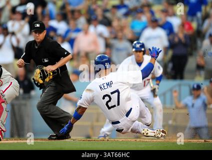Juni 2013 Los Angeles, CA. Los Angeles Dodgers Center Fielder Matt Kemp #27 gleitet durch die Heimat, um im 1. Inning während des Major League Baseballspiels zwischen den Los Angeles Dodgers und den Philadelphia Phillies im Dodger Stadium zu schießen. Louis Lopez/CSM (Credit Image: © Louis Lopez/Cal Sport Media/ZUMAPRESS.com) Stockfoto
