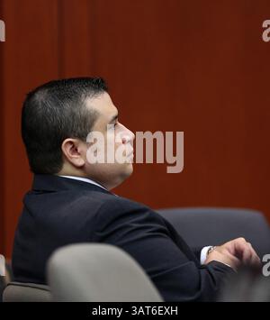 1. Juli 2013 – Sanford, FL, USA – George Zimmerman hört Zeugenaussagen während seines Prozesses in Sanford, Florida, am Montag, 1. Juli 2013. Zimmerman wird wegen der tödlichen Erschießung von Trayvon Martin beschuldigt. (Kreditbild: © Joe Burbank/MCT/ZUMAPRESS.com) Stockfoto
