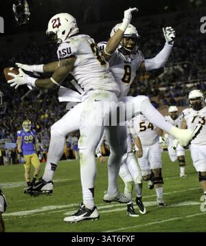November 2013 - Pasadena, Kalifornien, USA S - Arizona State Wide Receiver JAELEN STRONG (21) und DJ FOSTER (8) feiern einen Touchdown während des Pac 12 Konferenzspiels zwischen den UCLA Bruins und den Arizona State Sun Devils am 23. November Arizona State besiegte die UCLA 38–33. (Bild: © Ricky Bassman/ZUMAPRESS.com) Stockfoto