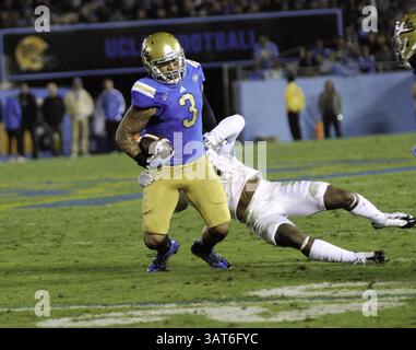 November 2013 - Pasadena, Kalifornien, USA S - UCLA Wide Receiver DARIUS BELL (3) während des Pac 12 Konferenzspiels zwischen den UCLA Bruins und den Arizona State Sun Devils am 23. November Arizona State besiegte die UCLA 38–33. (Bild: © Ricky Bassman/ZUMAPRESS.com) Stockfoto
