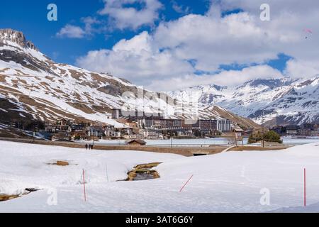Blick auf Tignes Le Lac vom Val Claret im Skigebiet Espace Killy in den französischen Alpen. Tignes, Savoie, Rhone-Alpes, Frankreich Stockfoto