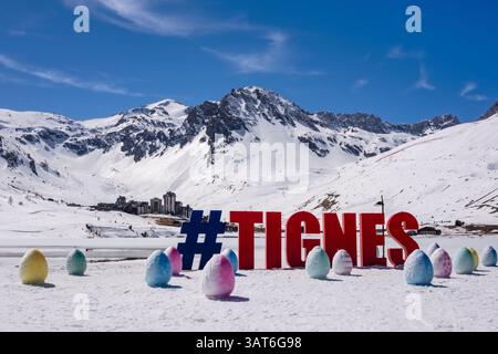 Name des Resorts und Blick auf Val Claret vom Tignes Le Lac im Skigebiet Espace Killy in den französischen Alpen. Tignes, Tarentaise Valley, Savoie, Rhone-Alpes, Frankreich Stockfoto