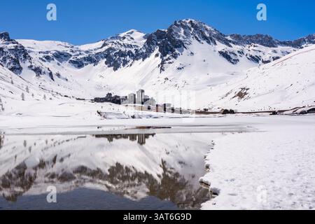 Malerischer Blick auf Val Claret vom Tignes Le Lac im Skigebiet Espace Killy in den französischen Alpen. Tignes, Tarentaise Valley, Savoie, Rhone-Alpes, Frankreich Stockfoto