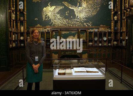 21. November 2013 – Washington, DC, USA – der Kurator Lee Glazer von der Freer Gallery of Art in Washington wird am 21. November 2013 im Peacock Room fotografiert, wo bis zum 20. Februar 2014 zwei seltene Bibeln ausgestellt sind. (Kreditbild: © Tish Wells/MCT/ZUMAPRESS.com) Stockfoto