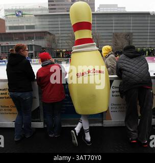 November 2013 - Cincinnati, Ohio, USA S - Ein Bowlingnadelmaskottchen hängt mit den Zuschauern beim Truthahn Bowling auf der Eislaufbahn am Fountain Square ab, als die Einheimischen versuchten, die meisten Bowlingnadeln mit einem gefrorenen truthahn zu zerschlagen. (Bild: © Ernest Coleman/ZUMAPRESS.com) Stockfoto