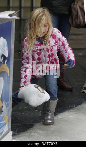 November 2013 - Cincinnati, Ohio, USA S - Tess Geiger 6, wirft einen kleinen gefrorenen truthahn auf das Eis der Eislaufbahn Fountain Square in Downtown, Cincinnati, Ohio am Dienstag, 26. November 2013. Als sie am Truthahn Bowling für die Freestore Foodbank teilnahm. (Bild: © Ernest Coleman/ZUMAPRESS.com) Stockfoto