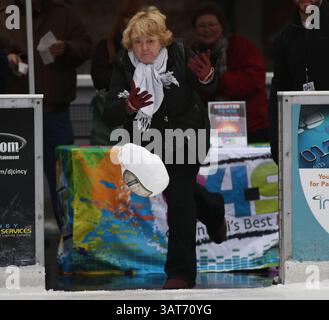 November 2013 - Cincinnati, Ohio, USA S - Eine Frau lässt einen gefrorenen truthahn fliegen, während sie am Dienstag, den 26. November 2013, am Fountain Square auf der Eislaufbahn in Downtown Cincinnati, Ohio, teilnimmt. (Bild: © Ernest Coleman/ZUMAPRESS.com) Stockfoto