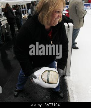 November 2013 - Cincinnati, Ohio, USA S - Pam Rowlett wirft am Dienstag, 26. November 2013, einen gefrorenen truthahn auf das Eis der Eislaufbahn am Fountain Square. Während sie am Truthahn Bowling in Downtown Cincinnati, Ohio, teilnahm. Tragen Sie die Einheimischen, die versucht haben, die meisten Bowlingnadeln für einen Preis zu knacken. (Bild: © Ernest Coleman/ZUMAPRESS.com) Stockfoto