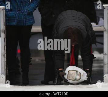 November 2013 - Cincinnati, Ohio, USA S - Maribeth Chesbon holt einen gefrorenen truthahn ab, um die Bowlingnadeln zu treffen, die auf dem Eis des Fountain Square Ice Skating Rink in der Innenstadt von Cincinnati, Ohio, errichtet wurden. Am Dienstag, den 26. November 2013, nahm sie an der jährlichen Türkei-Verbeugung für die Freestore Foodbank Teil. (Bild: © Ernest Coleman/ZUMAPRESS.com) Stockfoto