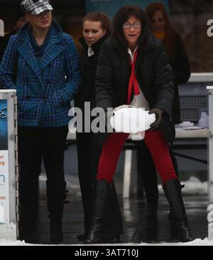 November 2013 - Cincinnati, Ohio, USA S - Maribeth Chesbon hat einen gefrorenen truthahn auf das Eis der Eislaufbahn am Fountain Square im Zentrum von Cincinnati, Ohio, geworfen. Am Dienstag, den 26. November 2013, nahm sie an der jährlichen Türkei-Verbeugung für die Freestore Foodbank Teil. (Bild: © Ernest Coleman/ZUMAPRESS.com) Stockfoto