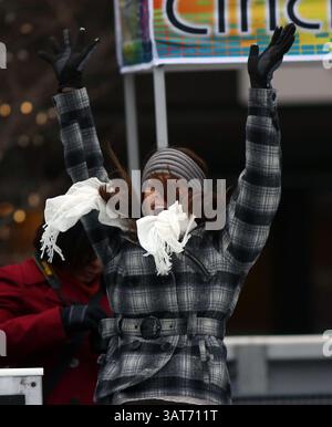 November 2013 - Cincinnati, Ohio, USA S - Crystal Reardon reagiert, nachdem er einen gefrorenen truthahn auf die Eislaufbahn am Fountain Square in Downtown Cincinnati, Ohio, geworfen hat. Während der jährlichen Spendenaktion für die Freestore Foodbank am Dienstag, den 26. November 2013. Als sie versucht, die meisten Bowlingnadeln für einen Preis zu treffen. (Bild: © Ernest Coleman/ZUMAPRESS.com) Stockfoto