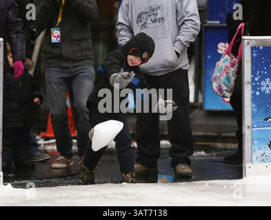 November 2013 - Cincinnati, Ohio, USA S - der sechsjährige Jake Weller taut einen kleinen gefrorenen truthahn auf. Am Dienstag, 26. November 2013. Er nimmt an der Turkey Bowling Food Spendenaktion für Need auf der Fountain Square Ice Skating Rink in Downtown, Cincinnati, Ohio Teil. Die Einheimischen versuchen, die meisten Bowlingnadeln herunterzuschlagen, um einen Preis zu gewinnen. (Bild: © Ernest Coleman/ZUMAPRESS.com) Stockfoto
