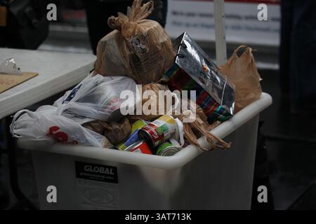 November 2013 - Cincinnati, Ohio, USA S – einige der Dosenwaren, die am dienstag, den 26. November 2013, während des jährlichen Truthahn Bowling Events auf der Eislaufbahn am Fountain Square in der Innenstadt von Cincinnati, Ohio, an die Freestore Foodbank gespendet wurden. (Bild: © Ernest Coleman/ZUMAPRESS.com) Stockfoto