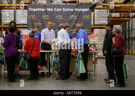 November 2013: Washington, District of Columbia, U.. S - US-Präsident Barack Obama und Mitglieder seiner Familie helfen, Taschen mit Nahrung an bedürftige Kinder und Senioren in der Capital Area Food Bank am 27. November 2013 in Washington, DC zu packen und zu verteilen. Laut dem Weißen Haus wurde die erste Familie von Familie und Freunden und Mitgliedern der Mission weiter, ''eine Organisation von Veteranen nach 9/11, die mit Gemeindebeihilfen ausgezeichnet werden. (Bild: © Prensa Internacional/ZUMAPRESS.com) Stockfoto