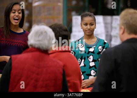 November 2013: Washington, District of Columbia, U.. S - die Töchter von US-Präsident Barack Obama, Malia Obama (L), 15 und Sasha Obama, 12, helfen bei der Capital Area Food Bank am 27. November 2013 in Washington, DC, die erste Familie wurde von Familie und Freunden begleitet und Mitglieder der Mission fährt fort, ''eine Organisation von Veteranen nach 9/11, die gemeinnützige Stipendien erhalten. (Bild: © Prensa Internacional/ZUMAPRESS.com) Stockfoto