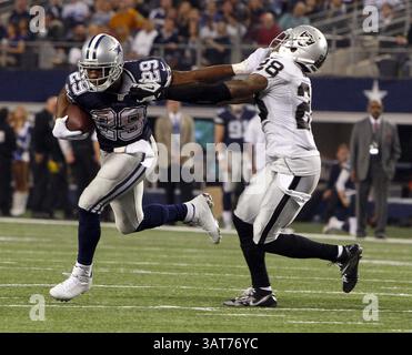 28. November 2013 - Arlington, TX, USA - Dallas Cowboys laufen zurück DeMarco Murray (29) Stiff-Arms Oakland Raiders Cornerback Phillip Adams (28) auf einem Lauf im 4. Quartal im AT&T Stadium am Donnerstag, 28. November 2013, in Arlington, Texas. Die Dallas Cowboys besiegten 31 die Oakland Raiders. (Kreditbild: © Richard W. Rodriguez/MCT/ZUMAPRESS.com) Stockfoto