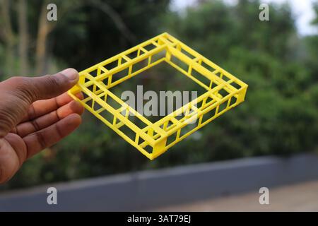 3D-gedruckte geometrische Form in der Hand bei natürlichem Licht. Objekte, die mit dem 3D-Drucker gedruckt werden Stockfoto