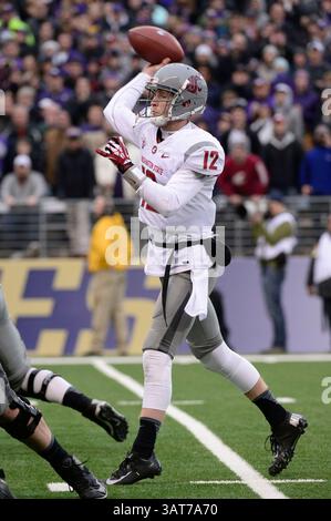 Washington State Cougars Quarterback Connor Halliday #12 im Kampf gegen die Washington Huskies im Husky Stadium in Seattle, WA. Washington besiegt Washington State 27 - 17. George Holland / Cal Sport Media. (Bild: © George Holland/Cal Sport Media/ZUMAPRESS.com) Stockfoto