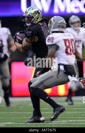 29. November 2013. Washington Huskies Linebacker John Timu #10 fängt einen Washington State Cougars Quarterback Connor Halliday #12 Pass spät im Spiel ab, um den Sieg gegen Cougars im Husky Stadium in Seattle, WA, zu sichern. Washington besiegt Washington State 27 - 17(Credit Image: © George Holland/Cal Sport Media/ZUMAPRESS.com) Stockfoto
