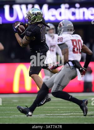 29. November 2013. Washington Huskies Linebacker John Timu #10 fängt einen Washington State Cougars Quarterback Connor Halliday #12 Pass spät im Spiel ab, um den Sieg gegen Cougars im Husky Stadium in Seattle, WA, zu sichern. Washington besiegt Washington State 27 - 17(Credit Image: © George Holland/Cal Sport Media/ZUMAPRESS.com) Stockfoto