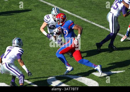 30. November 2013: Lawrence, Kansas, Vereinigte Staaten von Amerika – Kansas Jayhawks, der sich auf James Sims (29) in der ersten Spielhälfte um die Wette dreht. Die Wildcats besiegen die Jayhawks 31-10 im Memorial Stadium. (Bild: © Jacob Paulsen/ZUMAPRESS.com) Stockfoto