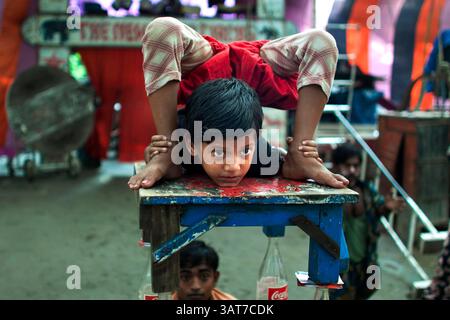 09. Juli 2011: Dhaka, Bangladesch, Ein junger Performer, der in einem Zirkus kontortionist ist. Bangladesch hat eine sehr lange Geschichte des traditionellen Zirkus. Etwa acht große Zirkustruppen treten im ganzen Land auf. Die meisten Truppenmitglieder nahmen diesen Beruf erblich an oder arbeiten von Kindheit an. In den letzten Jahrzehnten hat sich diese Tradition durch die Invasion der Globalisierung verschlechtert. Diese rückläufige Tradition, ein reicher Teil unserer Kultur, braucht nun angemessene Unterstützung und Initiativen der Regierung, um sie zu überleben. Initiativen der Regierung zum Überleben.© Probal Rashid (Credit Image: Stockfoto