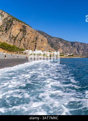 Kreta, Griechenland - 18. Oktober 2024: Strand von Agia Roumeli am Fuße der Samaria-Schlucht im Süden Kretas mit Fähren vor der Küste und Wanderern, die die genießen Stockfoto