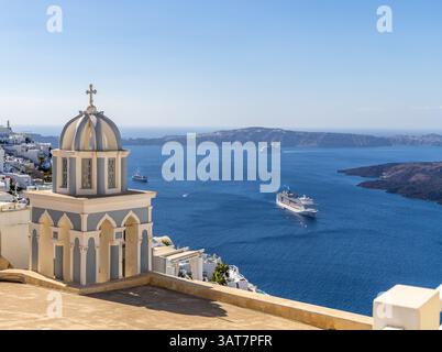 Santorin, Griechenland - 15. Oktober 2024: Majestätischer Blick auf die Ägäis von einer Santorini-Kirche mit Blick auf Kreuzfahrtschiffe. Stockfoto