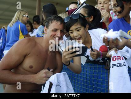 2. Juni 2013 - Santa Clara, CA, USA - Ryan Lochte lässt sich mit Ruthie Apura, 11, aus Santa Clara fotografieren, nachdem er am Sonntag, den 2. Juni 2013, das 200 Meter lange Einzelmedley der Männer beim Grand Prix der Santa Clara Arena im George F. Haines International Swim Center in Santa Clara, Kalifornien gewonnen hatte. (Kreditbild: © Nhat V. Meyer/MCT/ZUMAPRESS.com) Stockfoto