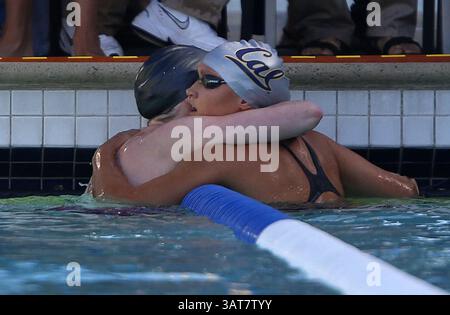 2. Juni 2013: Santa Clara, KALIFORNIEN, USA: Missy Franklin, links, Hugs, Elizabeth Pelton, nachdem Pelton den 100-Meter-Rückschlag der Frauen beim Grand Prix der Santa Clara Arena im George F. Haines International Swim Center in Santa Clara, Kalifornien, am Sonntag, den 2. Juni 2013 gewann. (Kreditbild: © Nhat V. Meyer/MCT/ZUMAPRESS.com) Stockfoto