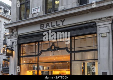 London, Großbritannien – 19. September 2024: Bally in der Glasshouse Street W1 elegantes Geschäft mit High-End-Schuhen und Accessoires. Stockfoto