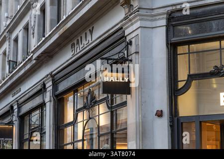 London, Großbritannien, 19. September 2024: Bally Store in der Glasshouse Street in der Nähe der Regent Street, elegante Steinfassade. Stockfoto