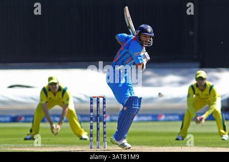 CARDIFF, WALES - 04. Juni: India Shikhar Dhawan während der ICC Champions Trophy vor dem Turnier warmte am 4. Juni 2013 in Cardiff, Wales ein internationales Cricket-Spiel zwischen Indien und Australien im Cardiff Wales Stadium an. (Foto: Mitchell Gunn/ESPA)(Foto: © ESPA Photo Agency/Cal Sport Media/ZUMAPRESS.com) Stockfoto