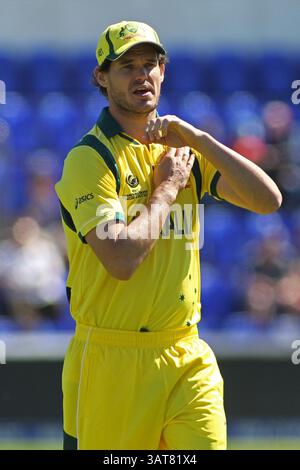 CARDIFF, WALES - 04. Juni: Clint McKay aus Australien während der ICC Champions Trophy vor dem Turnier bereitet das internationale Cricket-Spiel zwischen Indien und Australien im Cardiff Wales Stadium am 4. Juni 2013 in Cardiff, Wales vor. (Foto: Mitchell Gunn/ESPA)(Foto: © ESPA Photo Agency/Cal Sport Media/ZUMAPRESS.com) Stockfoto