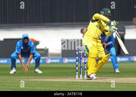 CARDIFF, WALES - 04. Juni: Der australische David Warner während der ICC Champions Trophy vor dem Turnier warmte das internationale Cricket-Spiel zwischen Indien und Australien im Cardiff Wales Stadium am 4. Juni 2013 in Cardiff, Wales an. (Foto: Mitchell Gunn/ESPA)(Foto: © ESPA Photo Agency/Cal Sport Media/ZUMAPRESS.com) Stockfoto