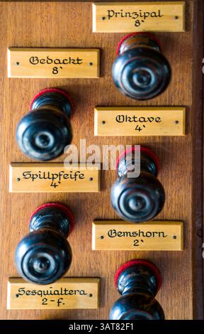 Evangelische Stadtkirche, Registerstopper der Barockorgel von 1732, Helmarshausen, Bad Karlshafen, Hessen, Deutschland, Europa Stockfoto
