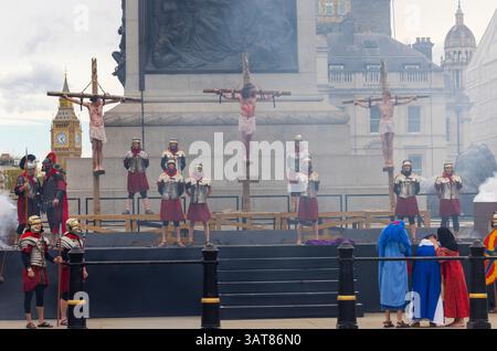 London, Großbritannien. April 2025. Die Passion Jesu, des Königs der Juden, von den Wintershall-Spielern mit Peter Bergin als Jesus an diesem Karfreitag. Diese dramatische Performance zeigt die letzten Stunden von Jesu Leben, von seiner Verhaftung und Prüfung bis zu seiner Kreuzigung und Auferstehung. Das Stück zeigt eine talentierte Besetzung von Schauspielern, lebenden Tieren und atemberaubenden historischen Kostümen vor dem Hintergrund eines der berühmtesten Wahrzeichen der Welt am Trafalgar Square. Quelle: Karl Black/Alamy Live News Stockfoto