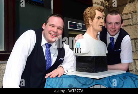 8. Juli 2013 - Liverpool, Merseyside, Vereinigtes Königreich von Großbritannien & N. Irland - ANDY MURRAY - KUCHEN, SET UND SPIEL während Murray Mania durch Großbritannien fliegt, will jeder ein Stück vom Geschehen von diesem lebensechten Kuchen des britischen Tennis-Ass. Der Kuchen reiste heute nach Dunblane in Schottland. Die Kuchenkünstlerin Michelle Wibowo hat ein Leben wie Victoria-Schwammbüste der WIMBLEDON CHOMPION von Hand gestaltet, um Andys historischen Sieg zu feiern. Der Kuchen kostete die Künstlerin Michelle aus Burgess Hill, Sussex, vier Tage, um den Kuchen zu machen - mit 5 kg Zuckerguss und 30 Eiern. Mit einem Gewicht von 25 kg und einer Höhe von 26 Zoll Stockfoto