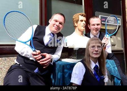 8. Juli 2013 - Liverpool, Merseyside, Vereinigtes Königreich Großbritannien & N. Irland - ANDY MURRAY - KUCHEN, SET UND MATCH Pic Shows. Während Murray Mania das Vereinigte Königreich durchfegt, will jeder ein Stück Action von diesem lebensechten Kuchen des britischen Tennis-Ass. Der Kuchen reiste heute nach Dunblane in Schottland. Die Kuchenkünstlerin Michelle Wibowo hat ein Leben wie Victoria-Schwammbüste der WIMBLEDON CHOMPION von Hand gestaltet, um Andys historischen Sieg zu feiern. Der Kuchen kostete die Künstlerin Michelle aus Burgess Hill, Sussex, vier Tage, um den Kuchen zu machen - mit 5 kg Zuckerguss und 30 Eiern. Mit einem Gewicht von 25 kg und einem Gewicht von 26 Zoll Stockfoto