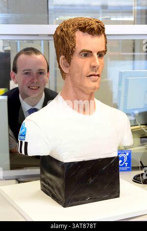 8. Juli 2013 - Liverpool, Merseyside, Vereinigtes Königreich Großbritannien & N. Irland - ANDY MURRAY - KUCHEN, SET UND MATCH Pic Shows. Während Murray Mania das Vereinigte Königreich durchfegt, will jeder ein Stück Action von diesem lebensechten Kuchen des britischen Tennis-Ass. Der Kuchen reiste heute nach Dunblane in Schottland. Die Kuchenkünstlerin Michelle Wibowo hat ein Leben wie Victoria-Schwammbüste der WIMBLEDON CHOMPION von Hand gestaltet, um Andys historischen Sieg zu feiern. Der Kuchen kostete die Künstlerin Michelle aus Burgess Hill, Sussex, vier Tage, um den Kuchen zu machen - mit 5 kg Zuckerguss und 30 Eiern. Mit einem Gewicht von 25 kg und einem Gewicht von 26 Zoll Stockfoto
