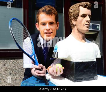 8. Juli 2013 - Liverpool, Merseyside, Vereinigtes Königreich von Großbritannien & N. Irland - ANDY MURRAY - KUCHEN, SET UND SPIEL während Murray Mania durch Großbritannien fliegt, will jeder ein Stück vom Geschehen von diesem lebensechten Kuchen des britischen Tennis-Ass. Der Kuchen reiste heute nach Dunblane in Schottland. Die Kuchenkünstlerin Michelle Wibowo hat ein Leben wie Victoria-Schwammbüste der WIMBLEDON CHOMPION von Hand gestaltet, um Andys historischen Sieg zu feiern. Der Kuchen kostete die Künstlerin Michelle aus Burgess Hill, Sussex, vier Tage, um den Kuchen zu machen - mit 5 kg Zuckerguss und 30 Eiern. Mit einem Gewicht von 25 kg und einer Höhe von 26 Zoll Stockfoto