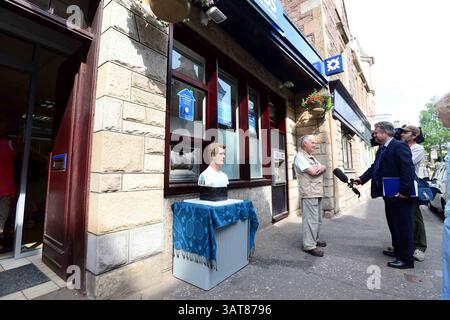 8. Juli 2013 - Liverpool, Merseyside, Vereinigtes Königreich Großbritannien & N. Irland - ANDY MURRAY - KUCHEN, SET UND MATCH Pic Shows. Während Murray Mania das Vereinigte Königreich durchfegt, will jeder ein Stück Action von diesem lebensechten Kuchen des britischen Tennis-Ass. Der Kuchen reiste heute nach Dunblane in Schottland. Die Kuchenkünstlerin Michelle Wibowo hat ein Leben wie Victoria-Schwammbüste der WIMBLEDON CHOMPION von Hand gestaltet, um Andys historischen Sieg zu feiern. Der Kuchen kostete die Künstlerin Michelle aus Burgess Hill, Sussex, vier Tage, um den Kuchen zu machen - mit 5 kg Zuckerguss und 30 Eiern. Mit einem Gewicht von 25 kg und einem Gewicht von 26 Zoll Stockfoto
