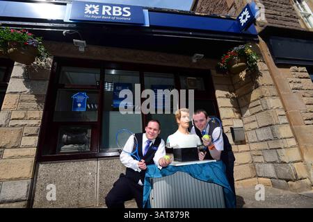 8. Juli 2013 - Liverpool, Merseyside, Vereinigtes Königreich von Großbritannien & N. Irland - ANDY MURRAY - KUCHEN, SET UND SPIEL während Murray Mania durch Großbritannien fliegt, will jeder ein Stück vom Geschehen von diesem lebensechten Kuchen des britischen Tennis-Ass. Der Kuchen reiste heute nach Dunblane in Schottland. Die Kuchenkünstlerin Michelle Wibowo hat ein Leben wie Victoria-Schwammbüste der WIMBLEDON CHOMPION von Hand gestaltet, um Andys historischen Sieg zu feiern. Der Kuchen kostete die Künstlerin Michelle aus Burgess Hill, Sussex, vier Tage, um den Kuchen zu machen - mit 5 kg Zuckerguss und 30 Eiern. Mit einem Gewicht von 25 kg und einer Höhe von 26 Zoll Stockfoto