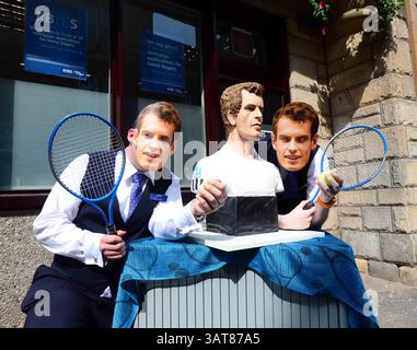 8. Juli 2013 - Liverpool, Merseyside, Vereinigtes Königreich von Großbritannien & N. Irland - ANDY MURRAY - KUCHEN, SET UND SPIEL während Murray Mania durch Großbritannien fliegt, will jeder ein Stück vom Geschehen von diesem lebensechten Kuchen des britischen Tennis-Ass. Der Kuchen reiste heute nach Dunblane in Schottland. Die Kuchenkünstlerin Michelle Wibowo hat ein Leben wie Victoria-Schwammbüste der WIMBLEDON CHOMPION von Hand gestaltet, um Andys historischen Sieg zu feiern. Der Kuchen kostete die Künstlerin Michelle aus Burgess Hill, Sussex, vier Tage, um den Kuchen zu machen - mit 5 kg Zuckerguss und 30 Eiern. Mit einem Gewicht von 25 kg und einer Höhe von 26 Zoll Stockfoto