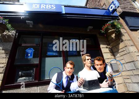 8. Juli 2013 - Liverpool, Merseyside, Vereinigtes Königreich von Großbritannien & N. Irland - ANDY MURRAY - KUCHEN, SET UND SPIEL während Murray Mania durch Großbritannien fliegt, will jeder ein Stück vom Geschehen von diesem lebensechten Kuchen des britischen Tennis-Ass. Der Kuchen reiste heute nach Dunblane in Schottland. Die Kuchenkünstlerin Michelle Wibowo hat ein Leben wie Victoria-Schwammbüste der WIMBLEDON CHOMPION von Hand gestaltet, um Andys historischen Sieg zu feiern. Der Kuchen kostete die Künstlerin Michelle aus Burgess Hill, Sussex, vier Tage, um den Kuchen zu machen - mit 5 kg Zuckerguss und 30 Eiern. Mit einem Gewicht von 25 kg und einer Höhe von 26 Zoll Stockfoto