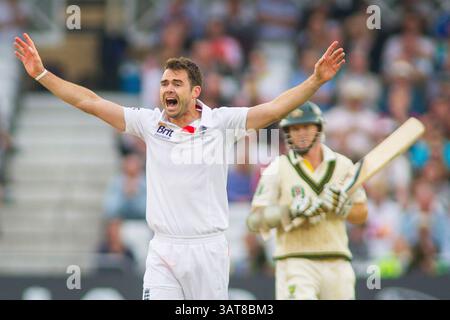 NOTTINGHAM, ENGLAND – 10. Juli: Der englische James Anderson appelliert am ersten Tag des ersten Investec Ashes Test Matches auf dem Trent Bridge Cricket Ground am 10. Juli 2013 in Nottingham, England. (Foto: Mitchell Gunn/ESPA)(Foto: © ESPA Photo Agency/Cal Sport Media/ZUMAPRESS.com) Stockfoto