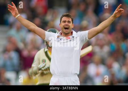 NOTTINGHAM, ENGLAND – 10. Juli: Der englische James Anderson appelliert am ersten Tag des ersten Investec Ashes Test Matches auf dem Trent Bridge Cricket Ground am 10. Juli 2013 in Nottingham, England. (Foto: Mitchell Gunn/ESPA)(Foto: © ESPA Photo Agency/Cal Sport Media/ZUMAPRESS.com) Stockfoto